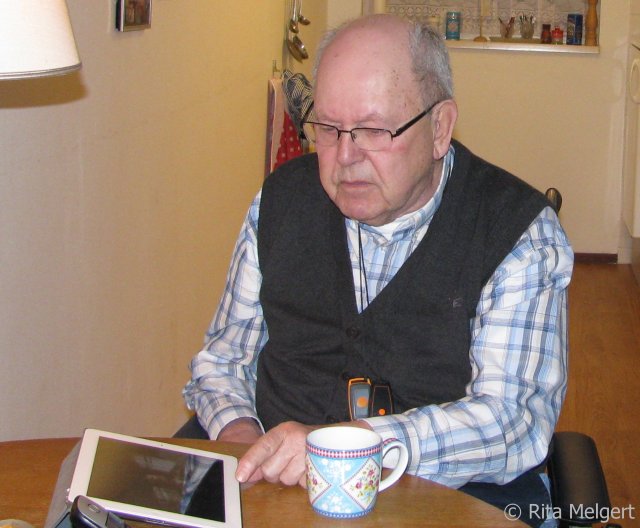 Dick Taat en de iPad (Foto: Rita Melgert)