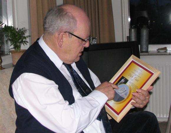 Dick Taat en de oorkonde (Foto: Aafke de Wijk)