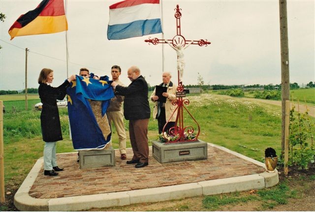 Onthulling Drieherensteen (Foto: Leo Franzen)