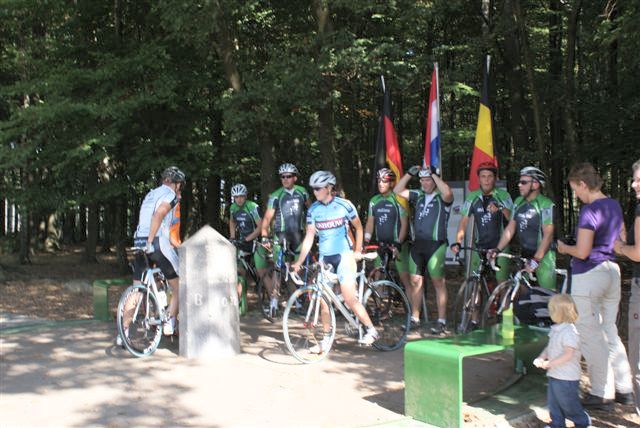 Wielrenners poseren bij DLP