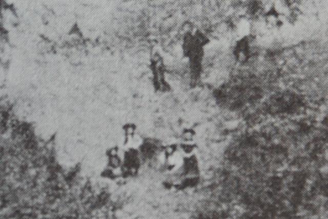 Detail uit zwart/witfoto 1910 (Foto: Eli Heimans)