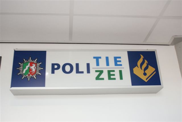 Bordje Politie/Polizei in het EBC.