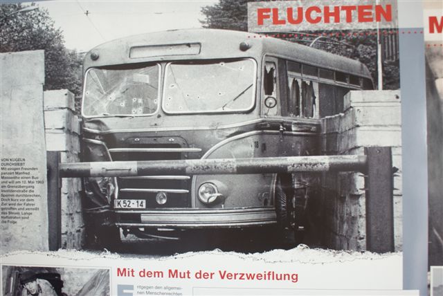 Bus doorzeefd met kogels.