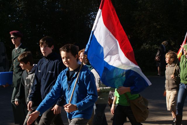 Jeugdgroep met nationale driekleur (Foto: Hans Hermans)