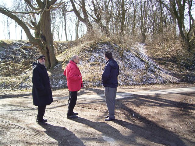 Drie mannen staan bij Landgreppel