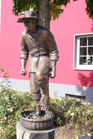 Standbeeld van boer in eierstruif