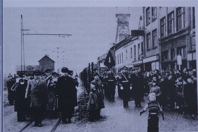 Z/w foto met twee muziekgezelschappen (Foto: Josef Kreutzer)