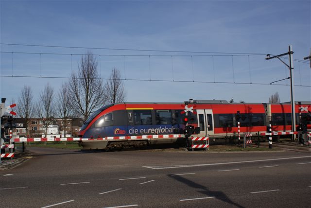 Euregiotrein met op achtergrond huizen (Foto: Hans Hermans)