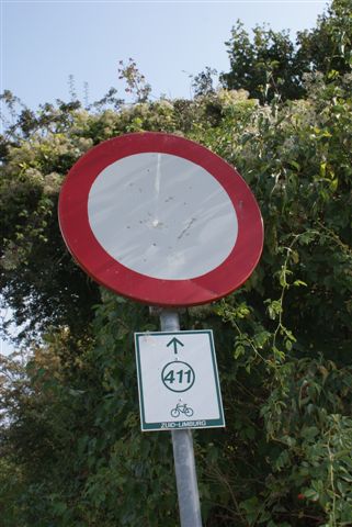 Bord zonder tekst wel fietsembleem eronder (Foto: Hans Hermans)