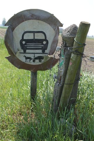 Bord met auto en paard met hooiwagen (Foto: Hans Hermans)