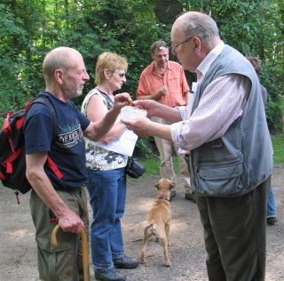 Dick Taat (rechts) tijdens een grenswandeling