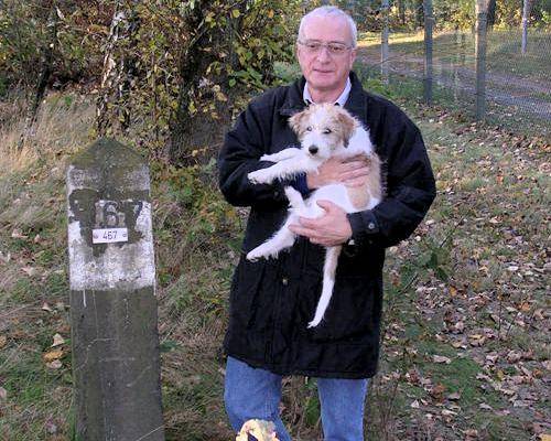 Eberhard met hond en grenspaal 467