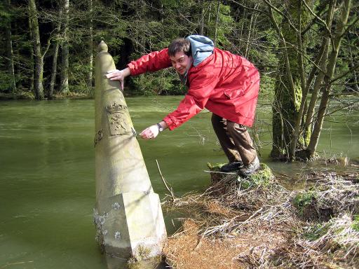 Jannis in gevecht met een grenspaal (Foto: Eef Berns)