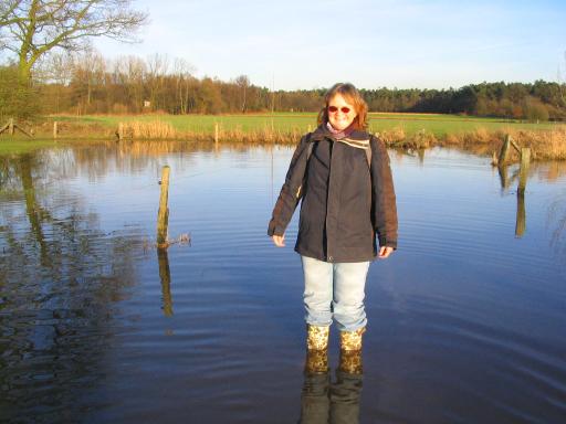 Rita met de voeten in het water (Foto: Dick Waanders)