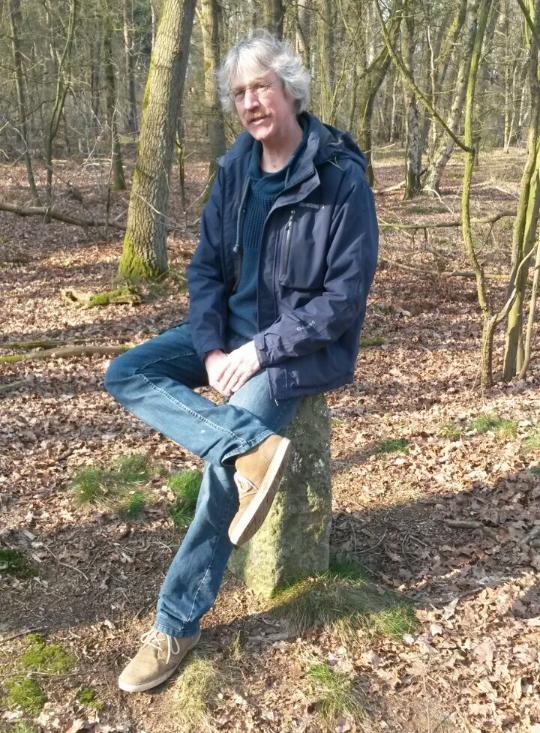 Gerhard Post Gerard Post zittend op grenspaal