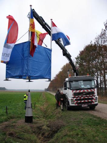 Grenspaal 193(N-B) wordt herplaatst (Foto: Ad Rombouts)