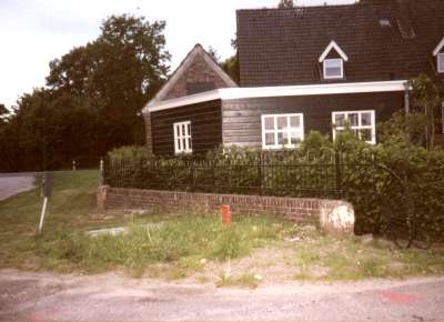 107-V en 107-VI in muurtje (Foto Aafke de Wijk)