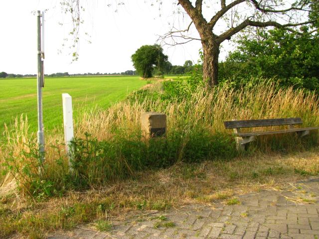 Herdenksteen met plaquette (Foto: Dick Waanders)