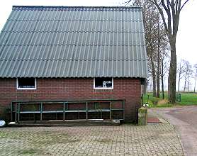 Schuur met grenspaal 72-IV (Foto: Dick Waanders)